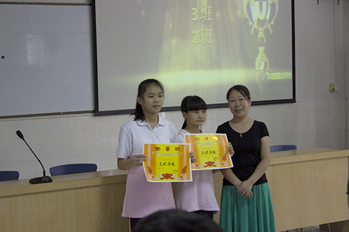 吴主任为先进班级颁奖